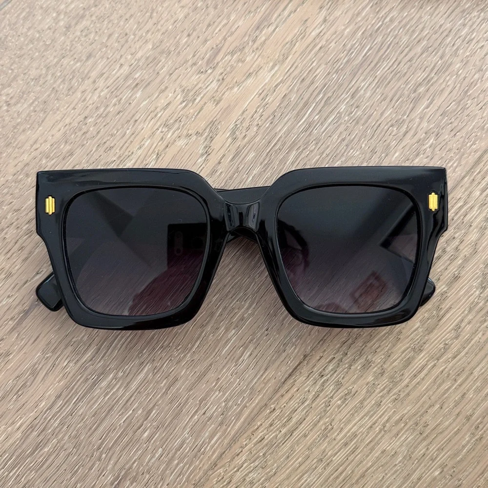 Sojos Eyewear PAIGE SJ2194 Black Sunglasses